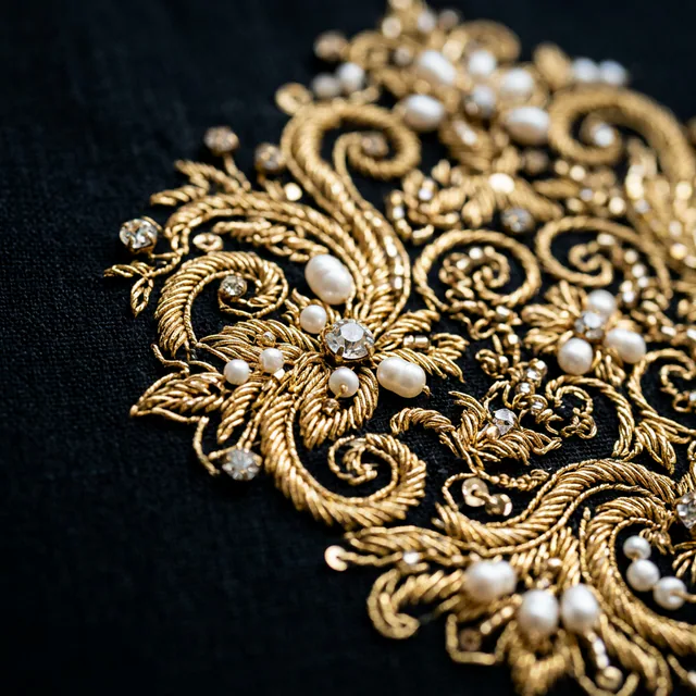 Texturas en seda y brillo.