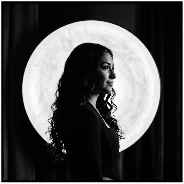 Silueta en composicion editorial.