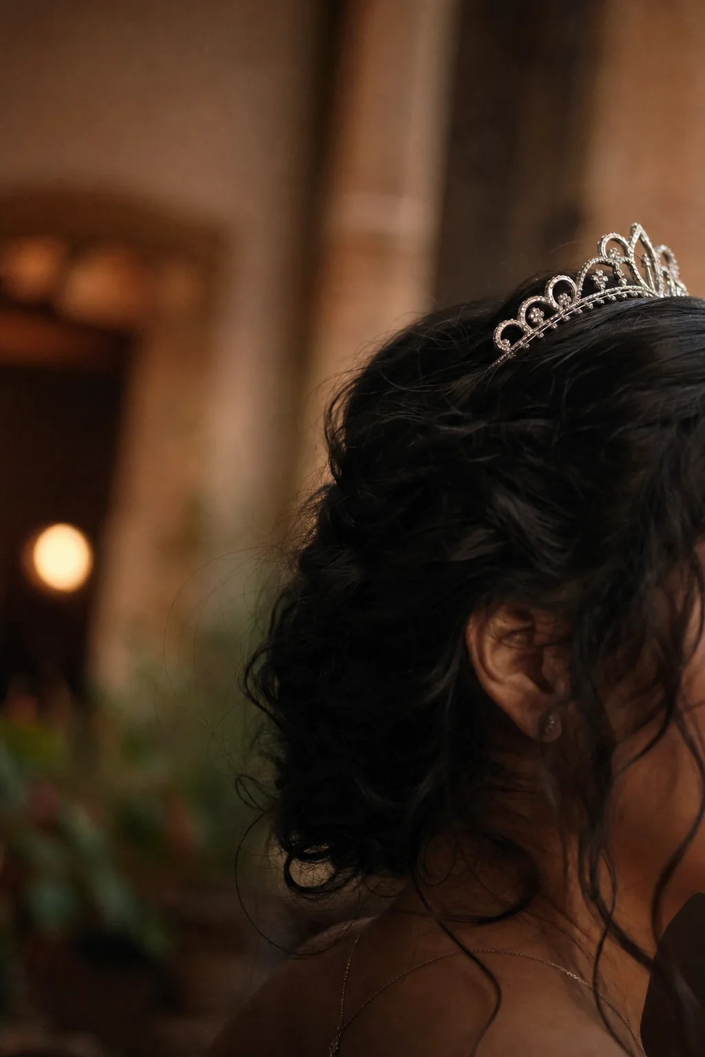 Detalle de tiara y tul azul cielo
